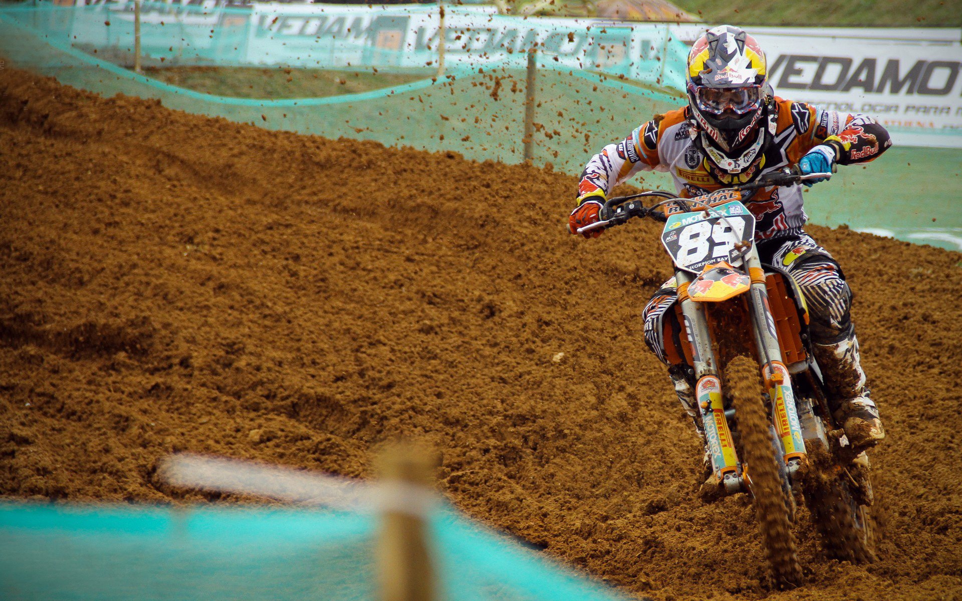 “萨尔·巴赫击破障碍,带领南非羚羊队击败强敌”